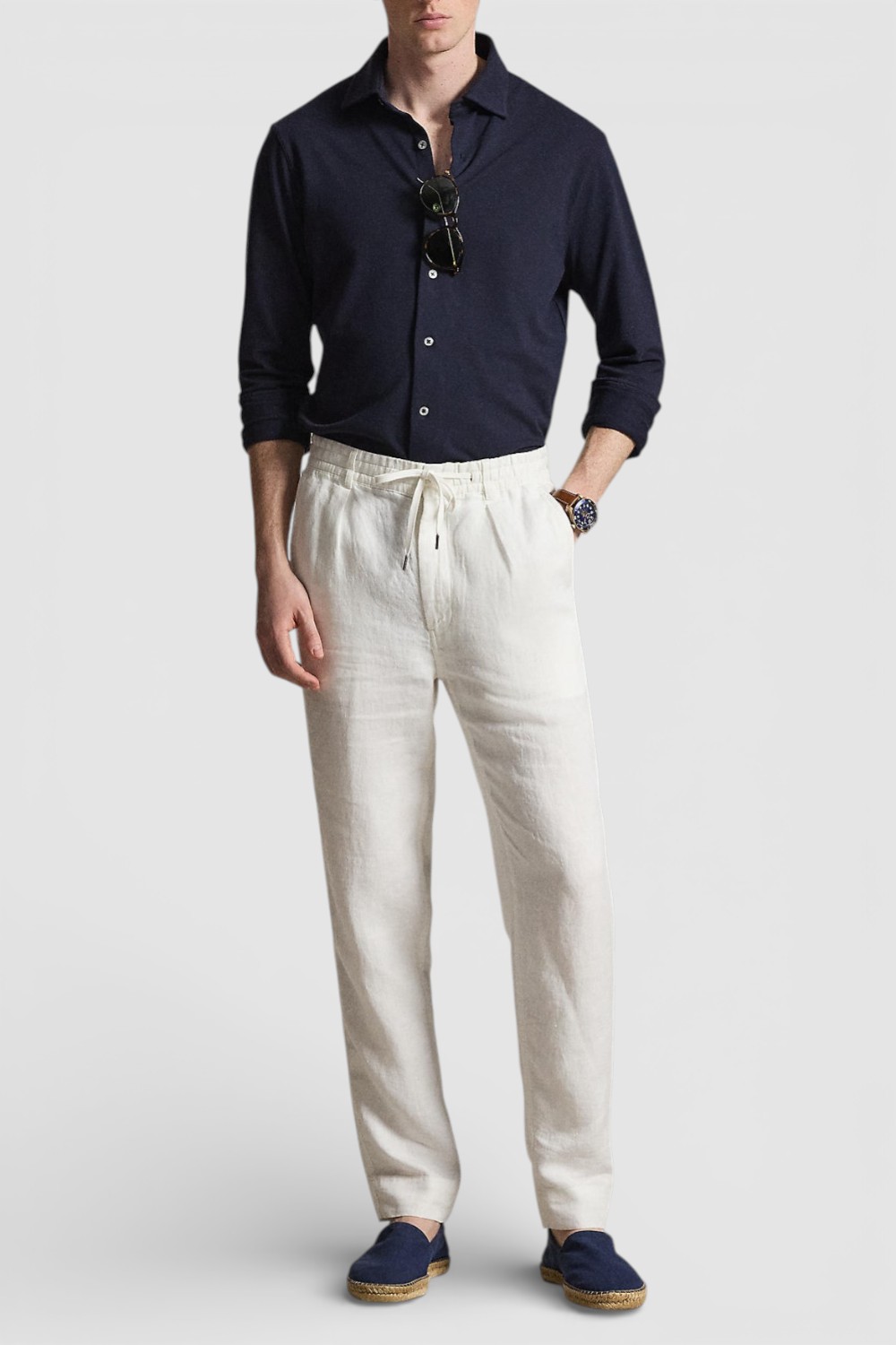 תמונת כל הלוק של חולצה מכופתרת